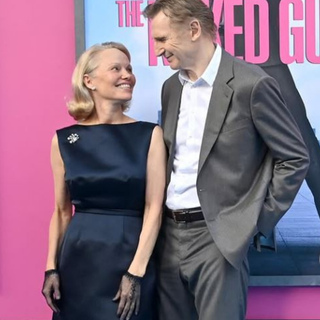 Kései szerelem az életközépi válság után: Liam Neeson és Pamela Anderson